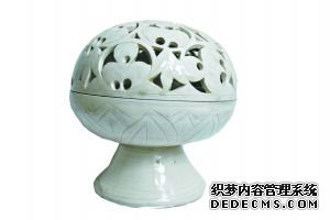 3. 宋代白瓷刻花熏炉 炉盖、炉身呈半球形,熏炉底部加喇叭形高足,体量巨大。炉盖镟刀刻出镂空花卉纹,炉身粗线刻画仰莲叶纹。